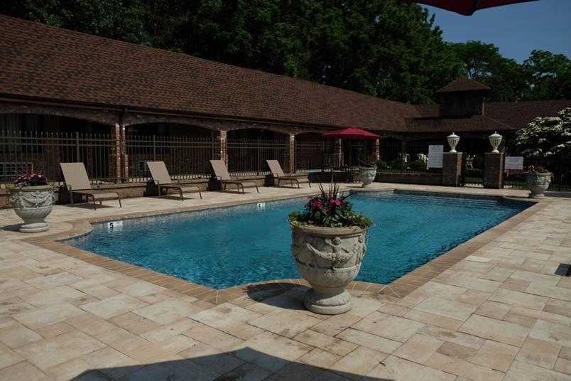 Chalet Inn & Suites Centerport Exterior photo
